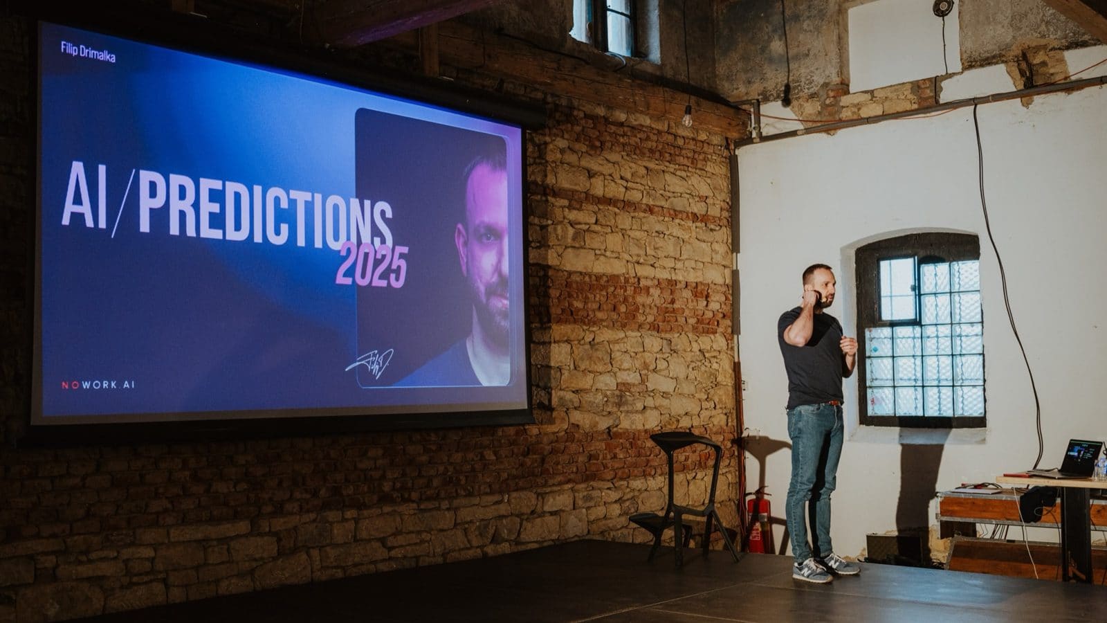 Filip Dřímalka na pódiu akce AI Predictions