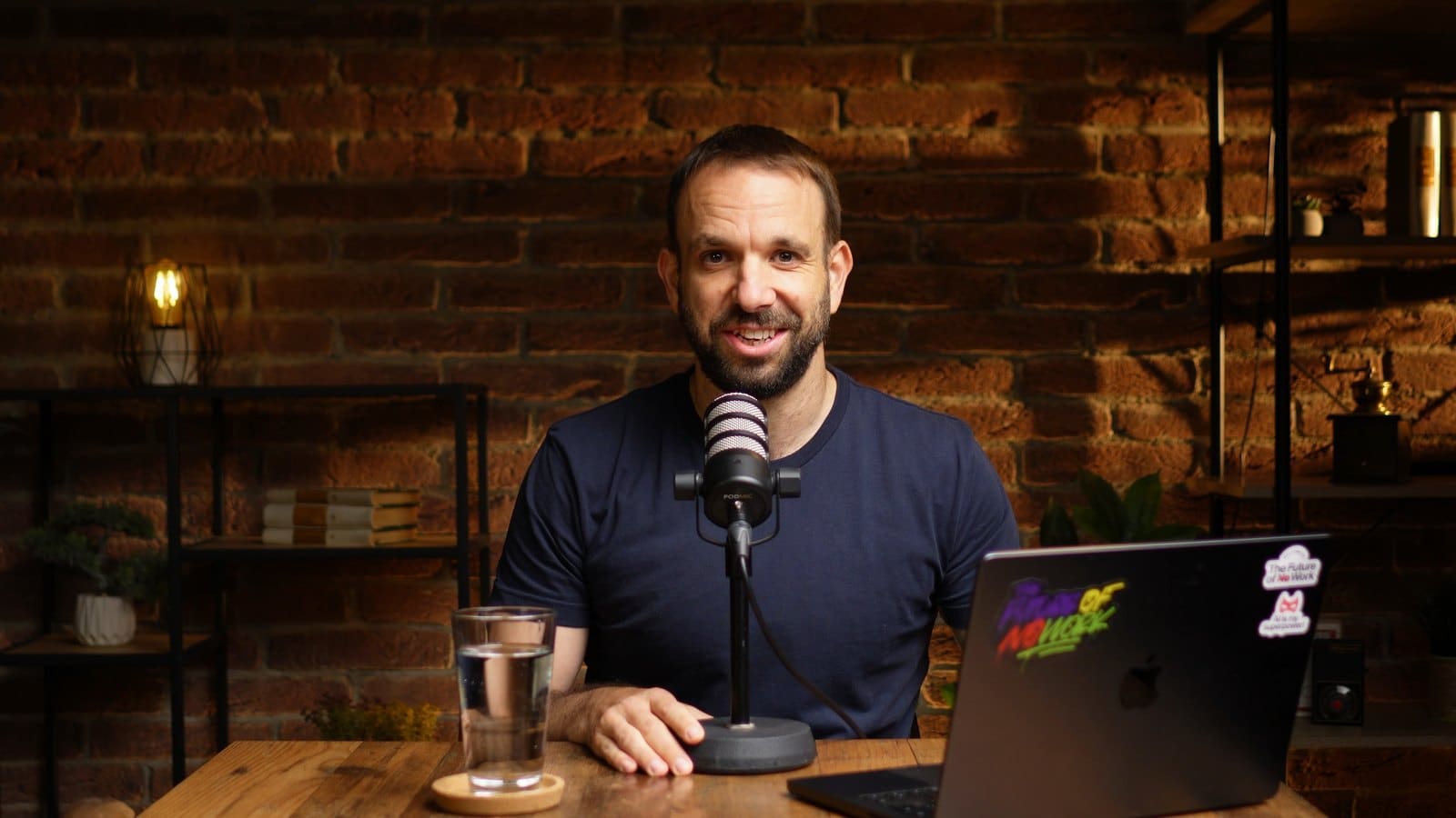 Filip Dřímalka u mikrofonu při natáčení dílu Proč jsem AI optimista